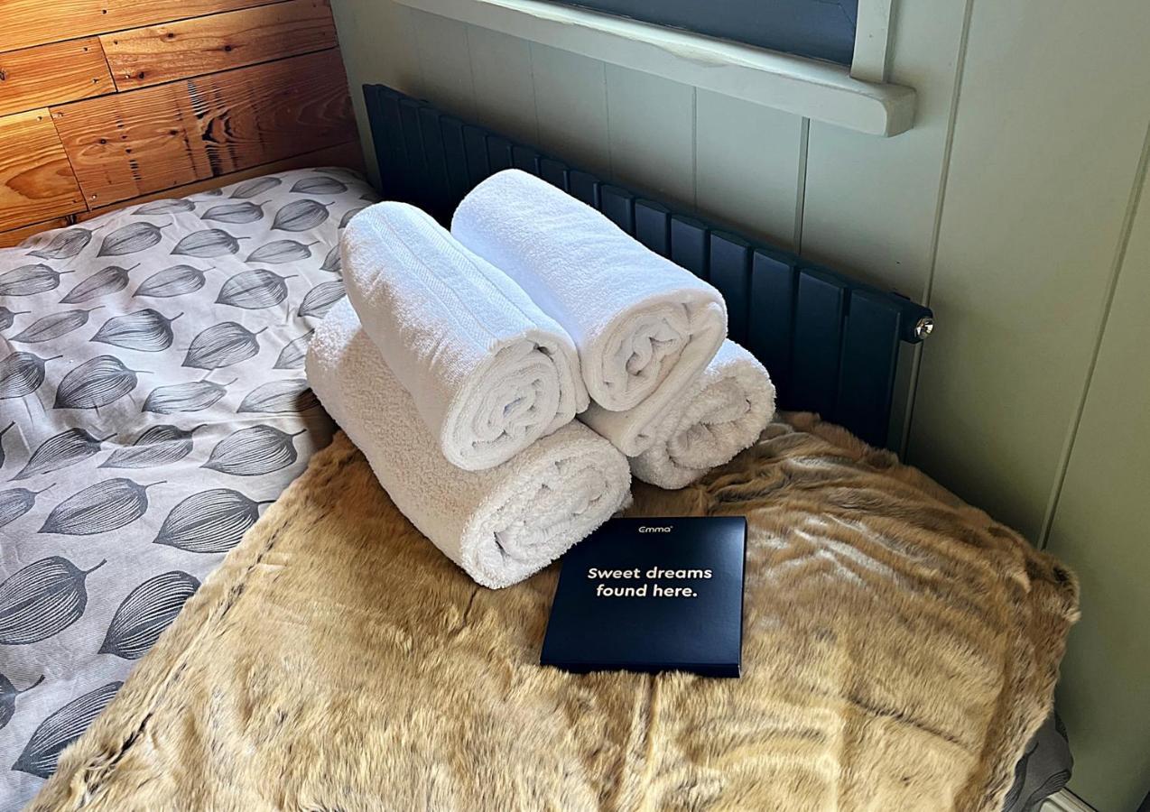 Luxury Shepherd Hut In The Peak District ベイクウェル エクステリア 写真