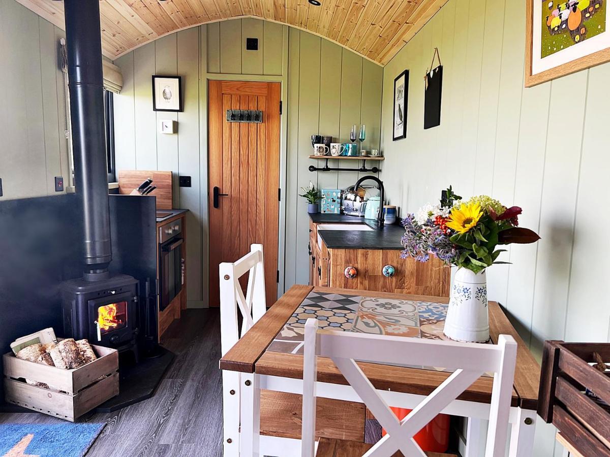 Luxury Shepherd Hut In The Peak District ベイクウェル エクステリア 写真